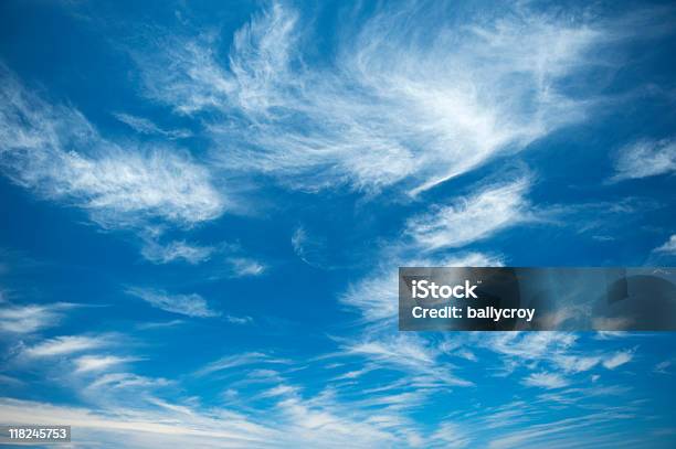 Foto de Cirrus Nuvens e mais fotos de stock de Azul - Azul, Beleza natural - Natureza, Cena de tranquilidade