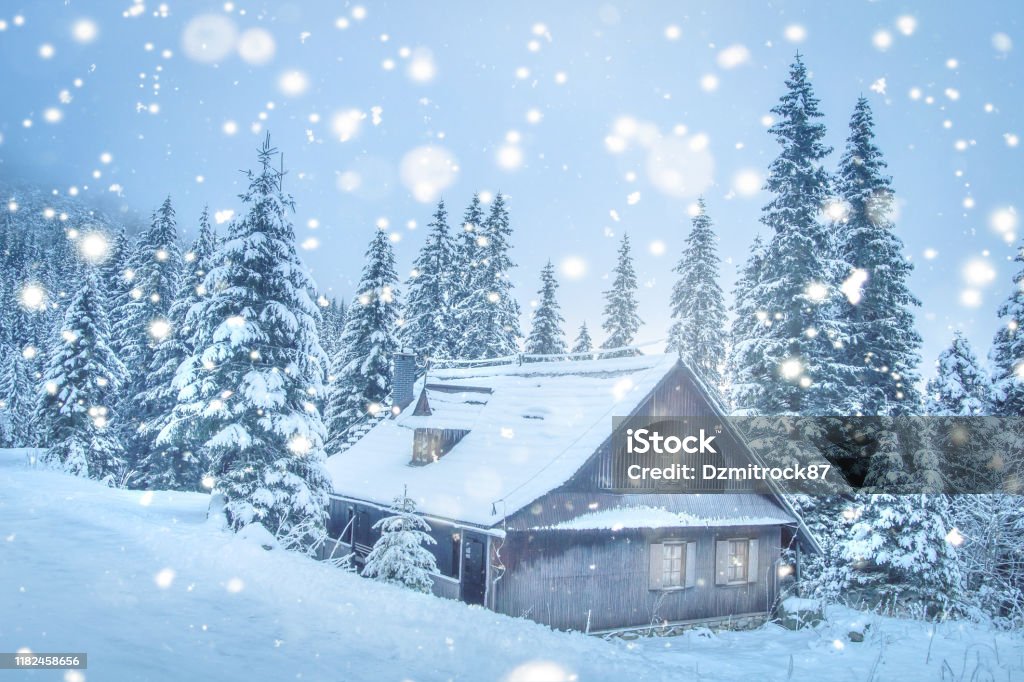 Fondo Navideño Escena De Invierno Con Acogedora Casa De Madera En Las  Montañas En Nevadas Escena De Navidad Paisaje Invernal Foto de stock y más  banco de imágenes de Casa - iStock