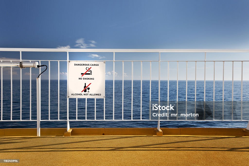 Ferry vue sur la terrasse - Photo de Panneau Boissons interdites libre de droits