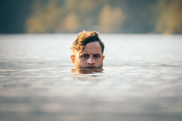 natação do homem novo - sweden summer swimming lake - fotografias e filmes do acervo