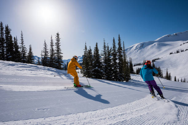 istock Couple enjoying a ski vacation 1182463151