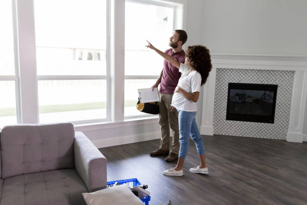 istock Pregnant homeowner talks with contractor 1182464632