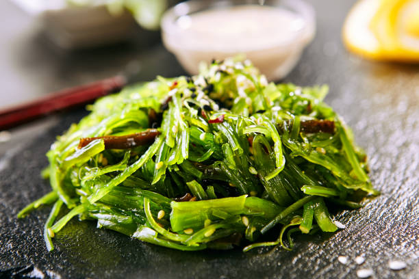 хияси вакаме чука, салат келп или морские водоросли food salat - wakame seaweed salad seaweed salad стоковые фото и изображения