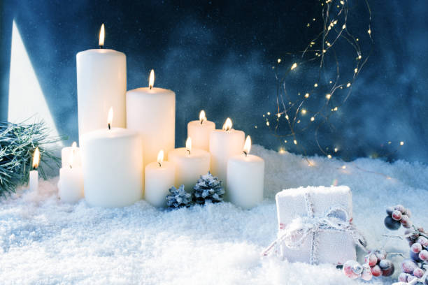 ozdoba świąteczna w śnieżną zimową noc - gift blue christmas religious celebration zdjęcia i obrazy z banku zdjęć