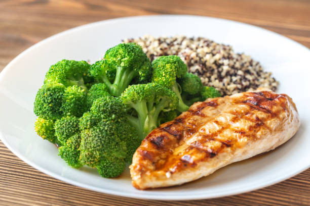 istock Grilled chicken with broccoli and quinoa 1182474098