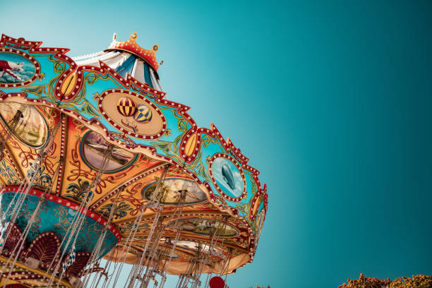 chairoplane vecchio stile, giro in altalena a catena all'oktoberfest di monaco, germania - luna park foto e immagini stock