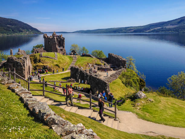 castello di urquhart, loch ness, scozia - scotland castle loch ness urquhart castle foto e immagini stock