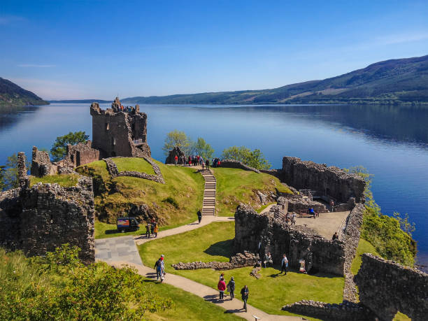 castillo de urquhart, lago ness, escocia - inverness area fotografías e imágenes de stock