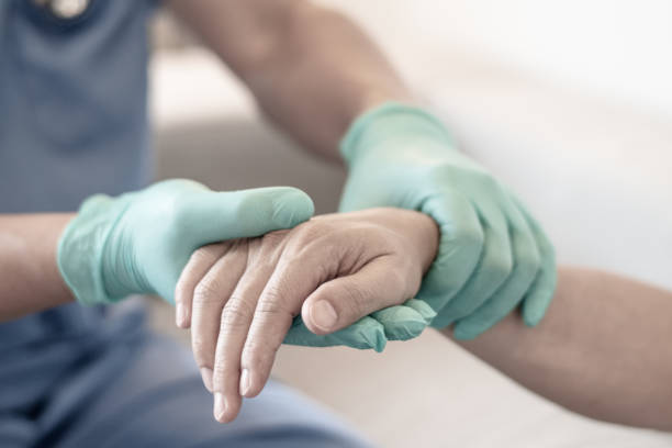 chirurgo, medico esegue operazioni chirurgiche, anestesista o anestesista tenendo la mano del paziente f per controllare lo stato di mand o supporto in sala er, concetto di assistenza sanitaria medica - nurse paramedic healthcare and medicine hygiene foto e immagini stock