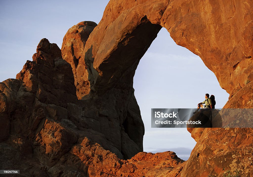 Wanderer Ausruhen auf Sims im Arches National Park, Utah - Lizenzfrei Abenteuer Stock-Foto