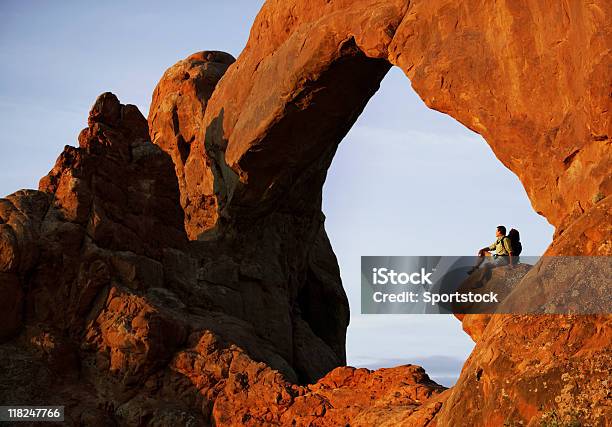 Wanderer Ausruhen Auf Sims Im Arches National Park Utah Stockfoto und mehr Bilder von Abenteuer