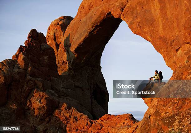 Photo libre de droit de Randonneur Sur Un Rebord Dans Le Parc National Des Arches Utah banque d'images et plus d'images libres de droit de Activité de loisirs