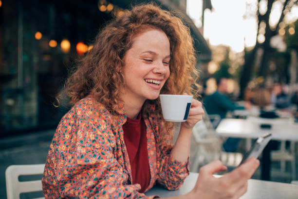istock Pretty ginger girl texting 1182488893