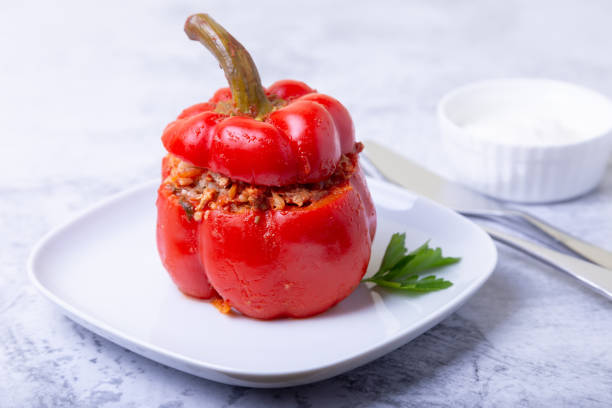 肉、米、野菜をトマトソースとサワークリームで詰めたコショウ。 - stuffed stuffed pepper pepper bell pepper ストック��フォトと画像