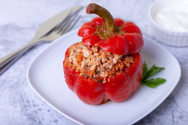 肉、米、野菜をトマトソースとサワークリームで詰めたコショウ。 - stuffed stuffed pepper pepper bell pepper ストックフォトと画像