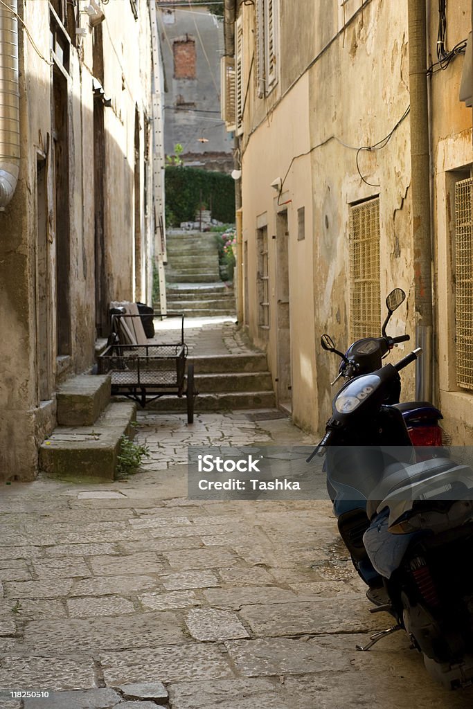 Rua estreita de Zadar - Foto de stock de Antigo royalty-free