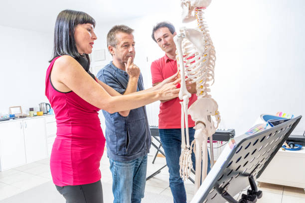 profesor de canto demostrando en el esqueleto cómo funcionan las cuerdas vocales al cantar - anatomy classroom human skeleton student fotografías e imágenes de stock