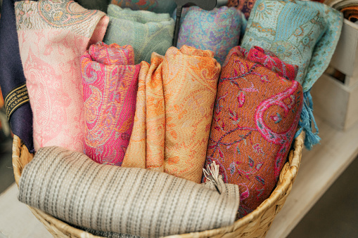 Tienda de telas indias tradicionales. Pañuelos de envoltura de tela textil india tradicional colorido photo