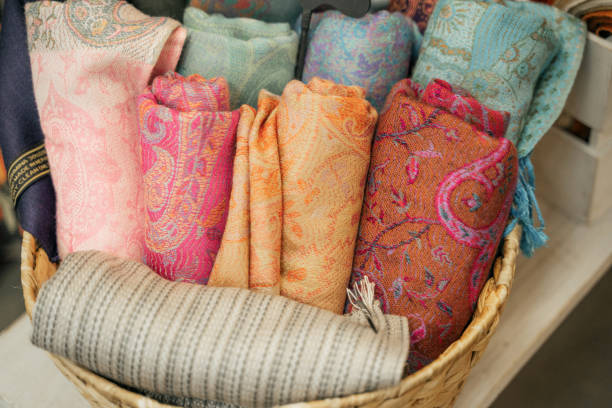 традиционный индийский магазин тканей. красочные традиционные индийские текстильные шарфы обертывания ткани - shawl стоковые фото и изображения