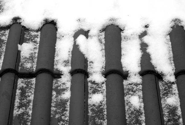 istock Snow on roof in black and white. 1182506373