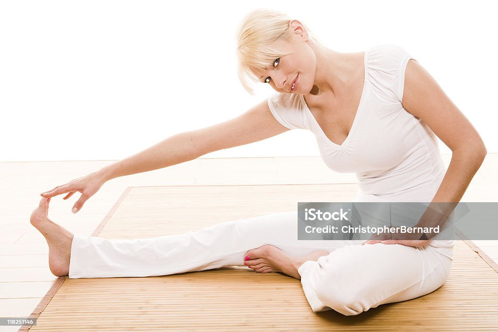 Mulher fazendo yoga - Foto de stock de 20-24 Anos royalty-free