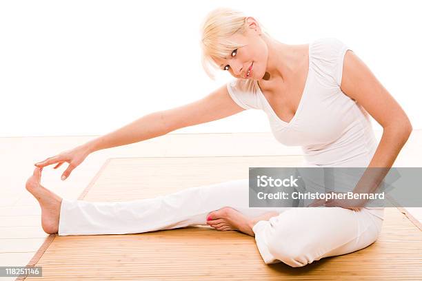 Foto de Mulher Fazendo Yoga e mais fotos de stock de 20-24 Anos - 20-24 Anos, 25-30 Anos, Adulto