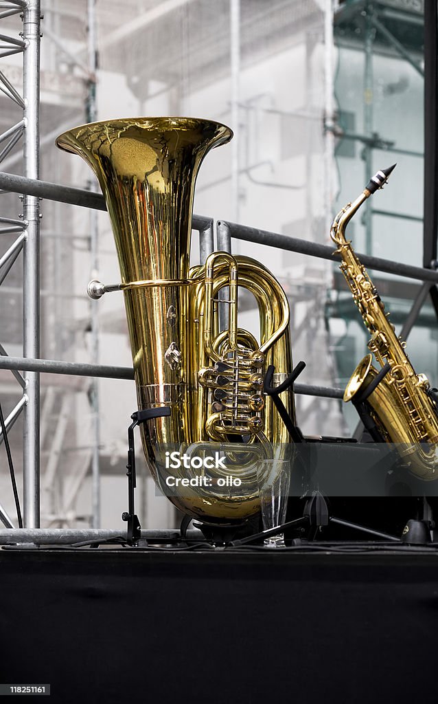 Туба и Saxophon на стадии - Стоковые фото Туба роялти-фри