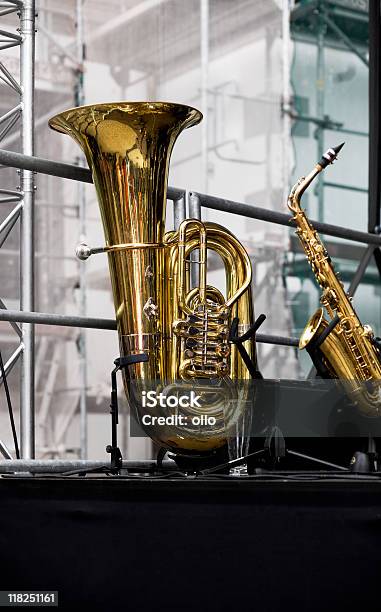 Туба И Saxophon На Стадии — стоковые фотографии и другие картинки Туба - Туба, Без людей, Вертикальный