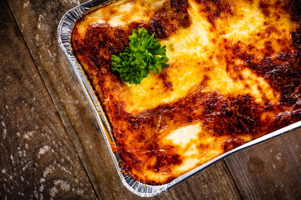 lasagne su fondo legno - food and drink cheese grated bowl foto e immagini stock