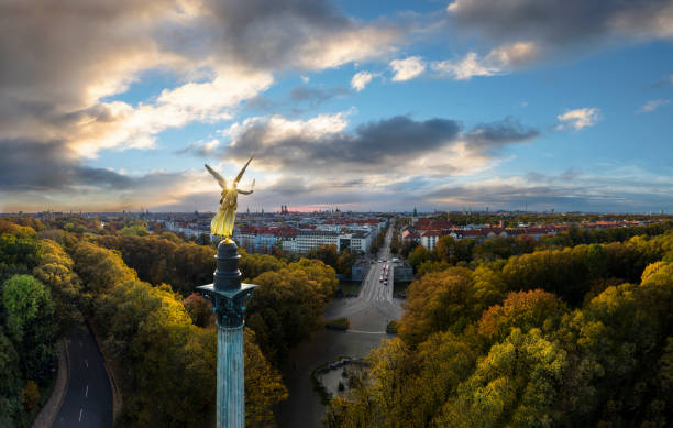 sturm kommt - herbstblick über münchen mit friedensengel-statue im vordergrund - cathedral of our lady stock-fotos und bilder