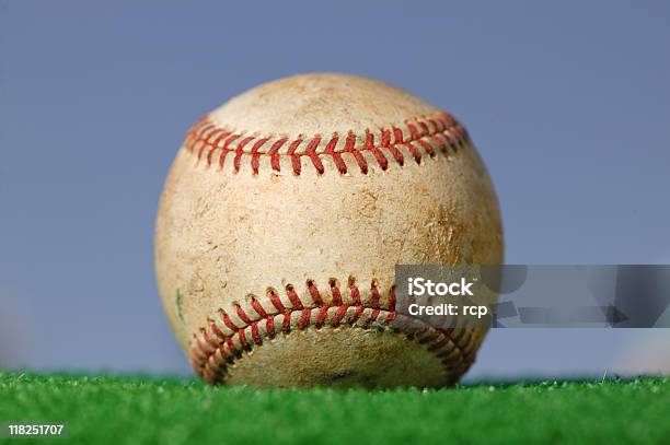 Béisbol On Green Grass Foto de stock y más banco de imágenes de Aire libre - Aire libre, Antigualla, Béisbol