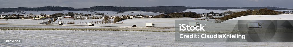 Sei bianco camion sulla strada federale in inverno/panoramica - Foto stock royalty-free di Albero