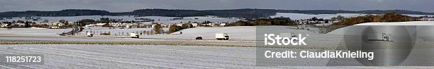 Sei Bianco Camion Sulla Strada Federale In Invernopanoramica - Fotografie stock e altre immagini di Albero