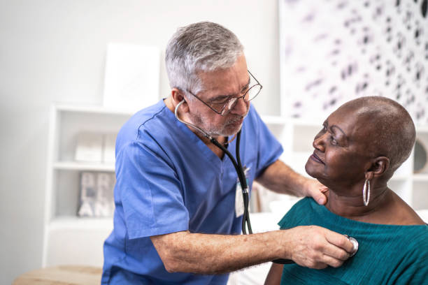 청진기를 사용하는 의사가 노인 환자의 심장 박동을 듣습니다. - male nurse black nurse doctor 뉴스 사진 이미지