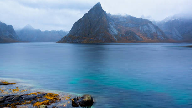 hermosa vista montaña y mar en el pueblo de hamnoy, lofoten, noruega - norway chalet nordic countries bay fotografías e imágenes de stock