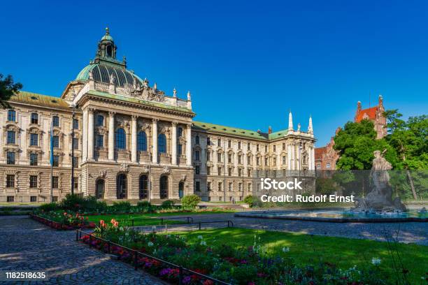 Justizpalast Justizpalast In München Bayern Deutschland Stockfoto und mehr Bilder von Gerichtsgebäude