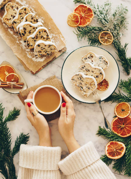 전통적인 크리스마스 빵 스톨렌을 즐기는 여자 - christmas stollen christmas pastry baked 뉴스 사진 이미지