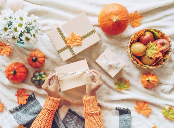 donna in possesso di una confezione regalo - decorazioni autunnali - gift apple ribbon fruit foto e immagini stock