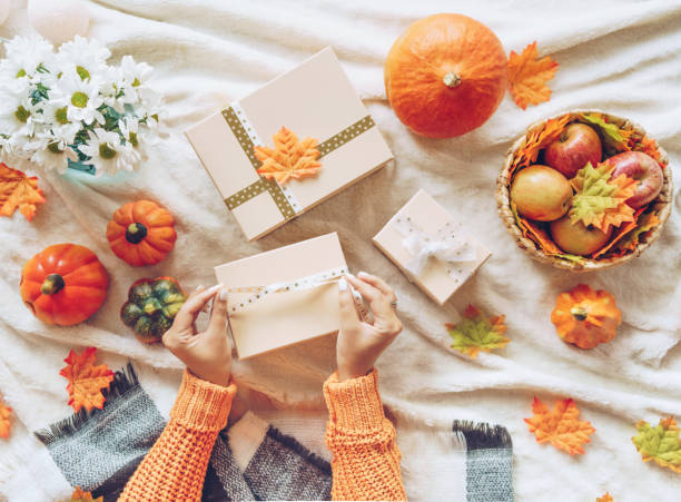 ギフトボックスを持つ女性 - 秋の装飾 - single flower flower autumn pumpkin ストックフォトと画像