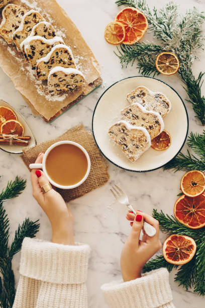 전통적인 크리스마스 빵 스톨렌을 즐기는 여자 - christmas stollen christmas pastry baked 뉴스 사진 이미지