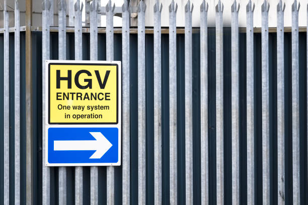 hgv用大型商品車両入口片道システム - one way sign road blank ストックフォトと画像