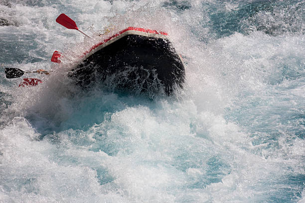 wildwasser-rafting - white water rafting outdoor pursuit rafting rapid stock-fotos und bilder