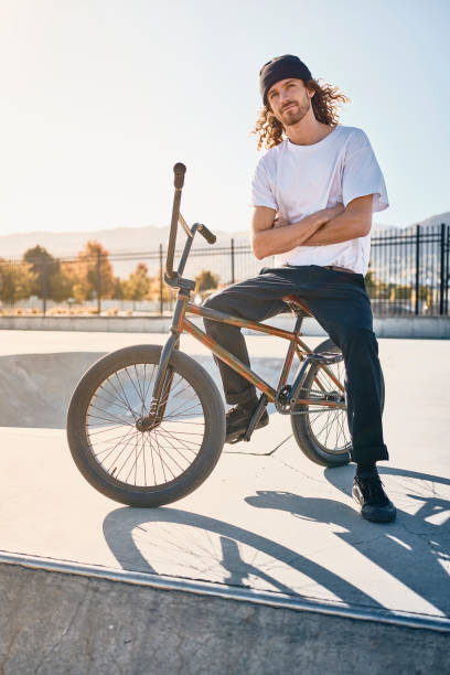 bicycle rider en un skate park - bmx cycling cycling bicycle teenager fotografías e imágenes de stock