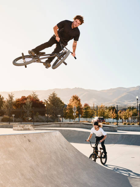 bicycle rider en un skate park - bmx cycling fotografías e imágenes de stock