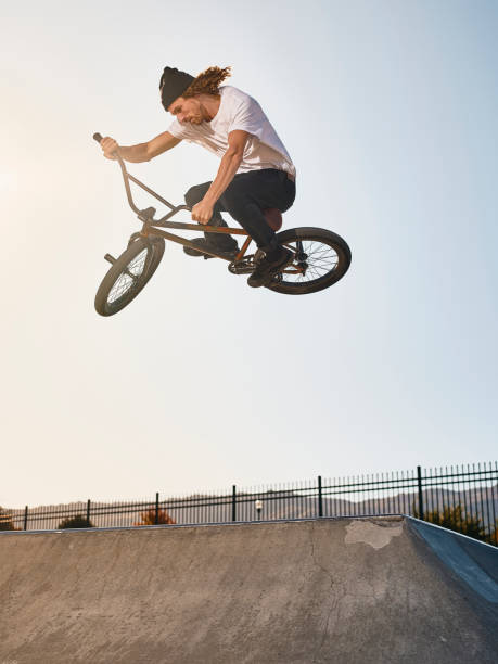 bicycle rider en un skate park - bmx cycling cycling bicycle teenager fotografías e imágenes de stock