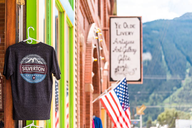 camiseta con ciudad pequeño pueblo famoso casco antiguo firma en tienda con bandera americana - 16740 fotografías e imágenes de stock