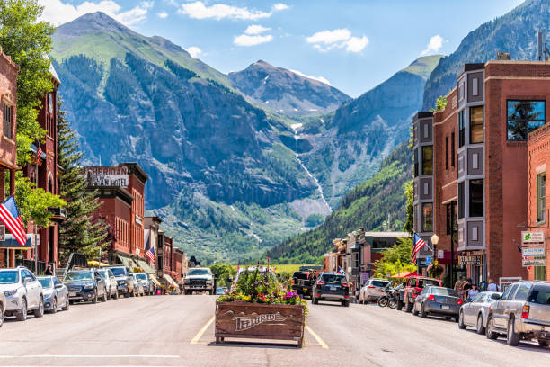 歴史的建造物による都市と花の看板を持つコロラド州の小さな町村 - colorful colorado ストックフォトと画像