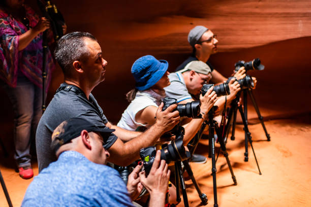 grupo de fototurismo de fotógrafos profesionales dentro del cañón de tragamonedas del antílope superior en arizona - 16713 fotografías e imágenes de stock