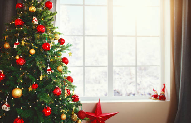 albero interno di natale con regali vicino alla finestra di casa - new snow foto e immagini stock