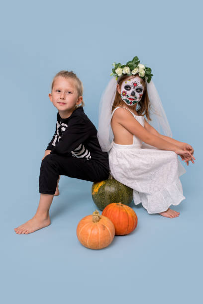 kinder im skelettkostüm und eine tote braut - day of the dead mexico bride human skeleton stock-fotos und bilder